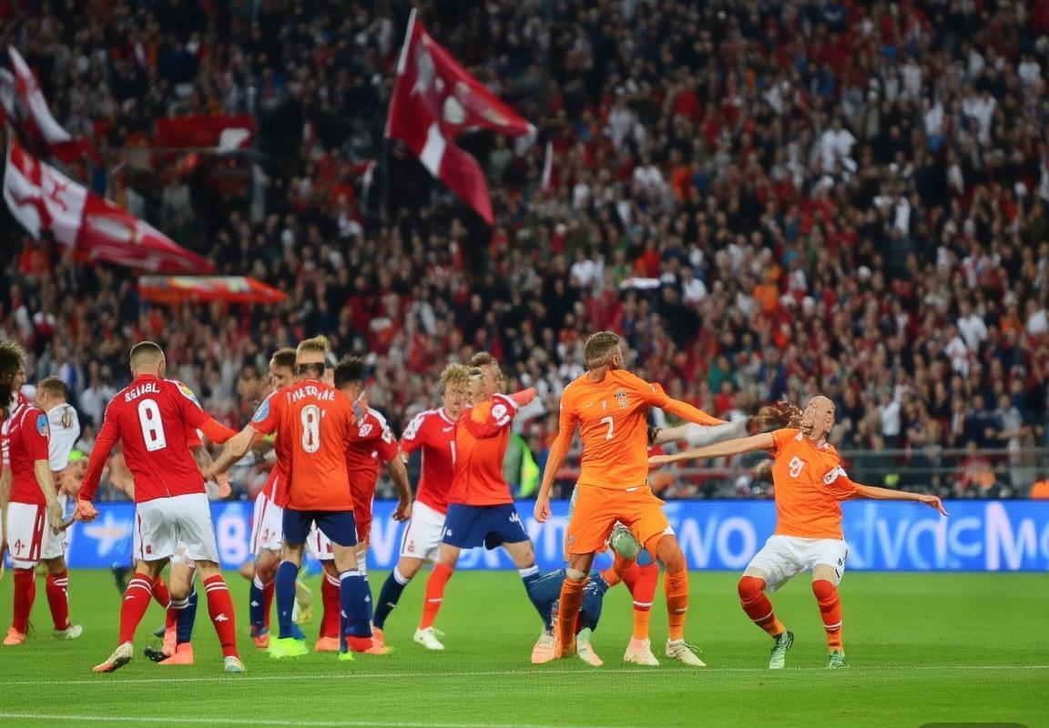 2012欧洲杯丹荷巅峰对决：激情碰撞回顾(图2)